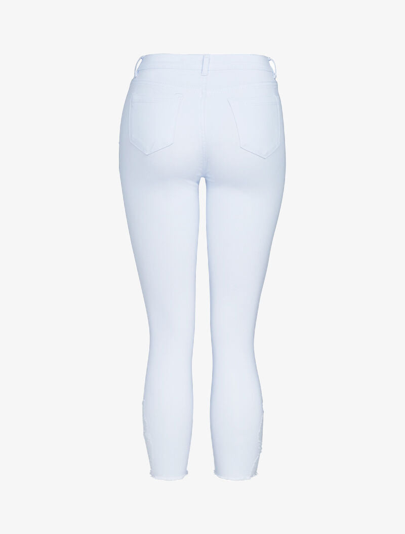 Jean 7/8 con ginocchia strappate e dettagli di usura. - bianco