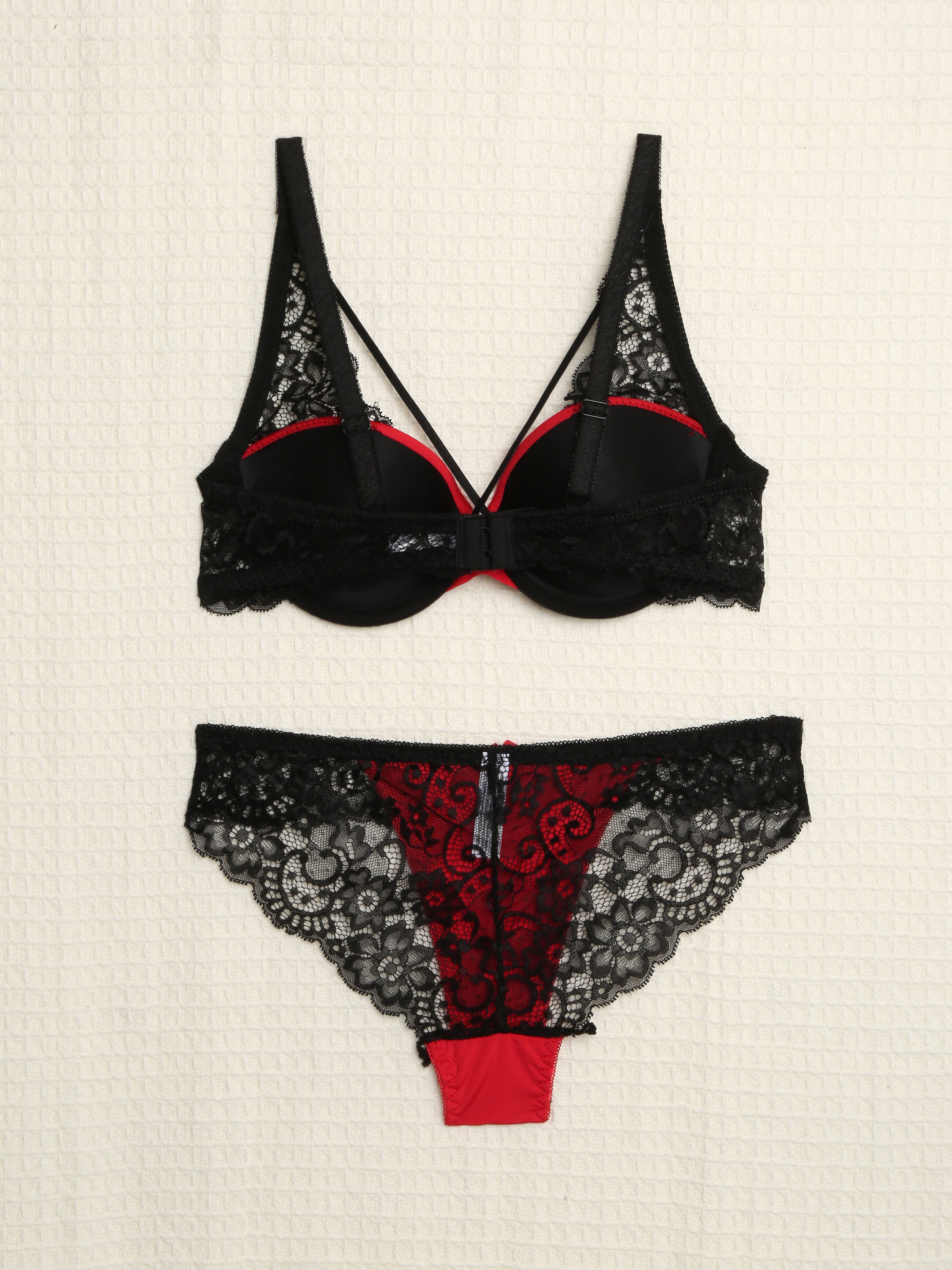 Ensemble à bords dentelle et lace out - Rouge/noir - 2