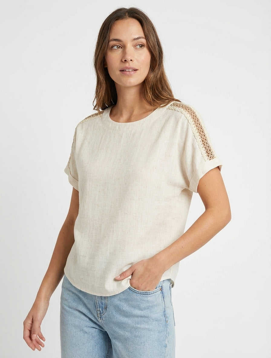 Top a maniche corte con ricami traforati - Crema