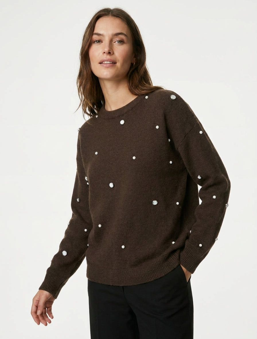 Maglione a tinta unita con borchie e collo rotondo. - Marrone