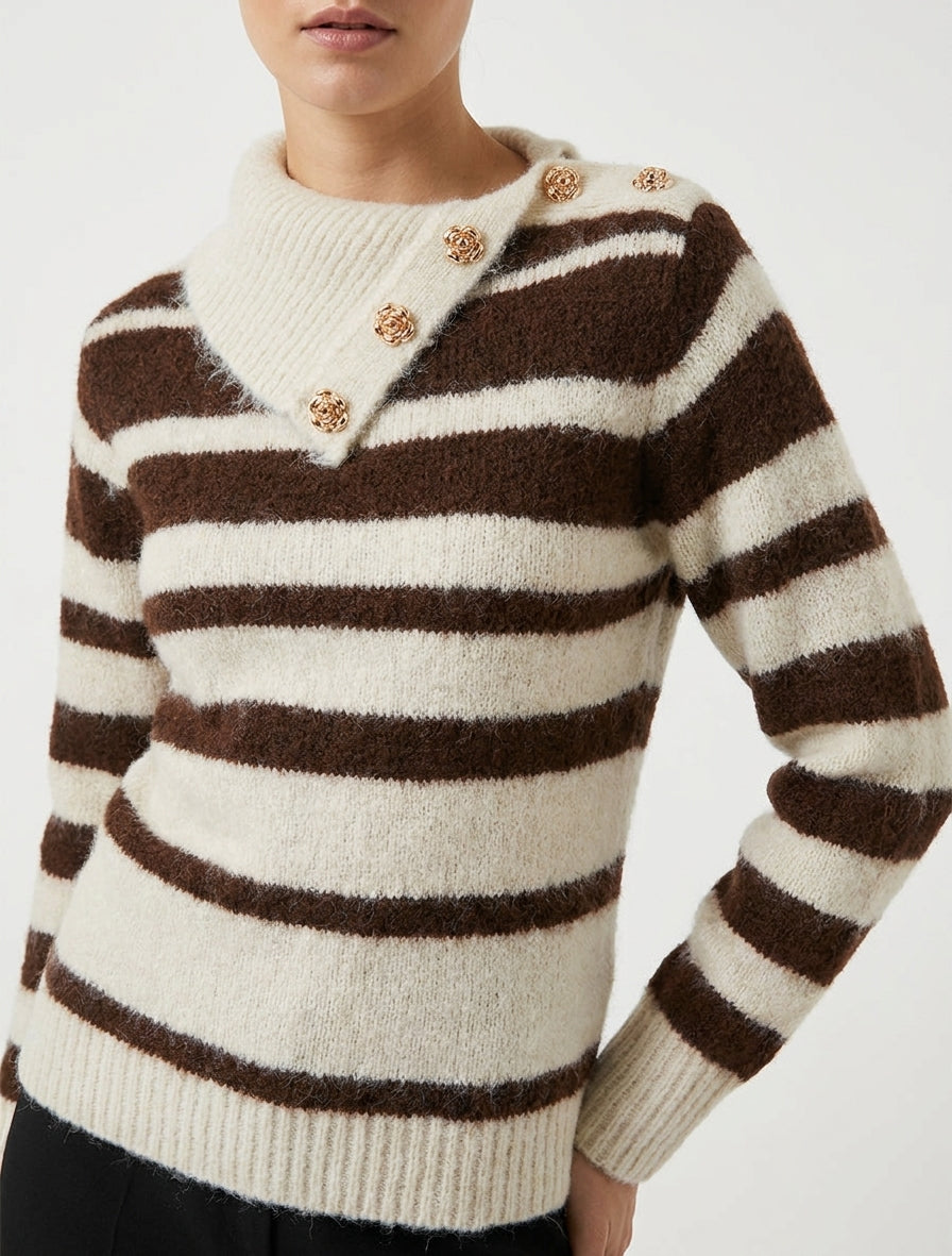 Maglione a righe con collo sciallato fantasia e bottone gioiello. - Marrone/beige