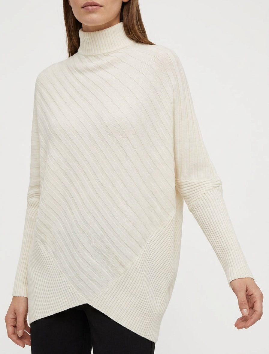 Maglione oversize asimmetrico a collo alto - Crema