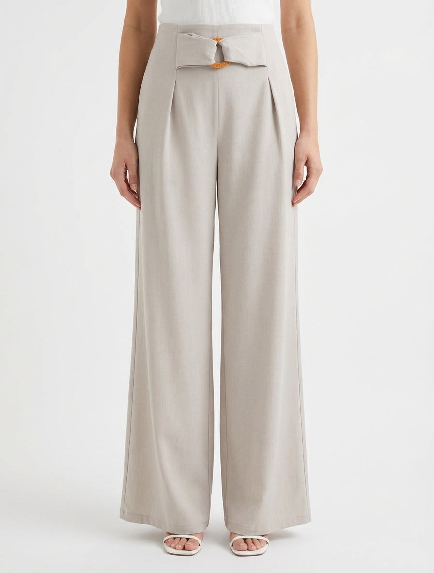 Pantaloni ampi a vita alta con fibbia decorativa. - Beige