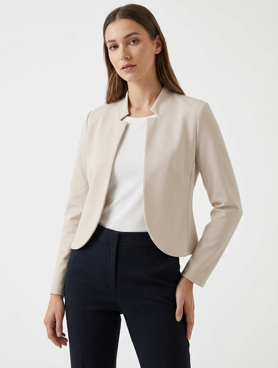 Giacca corta con collo dentellato. - Beige