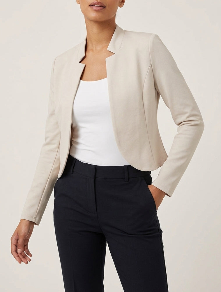 Giacca corta con collo dentellato. - Beige