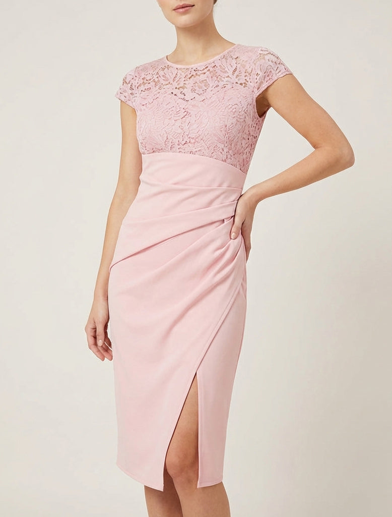 Abito aderente con pizzo e drappeggio. - Rosa