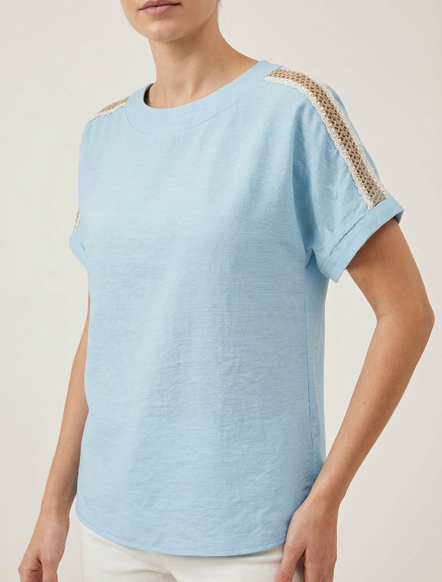 Top a maniche corte con ricami traforati - Azzurro cielo