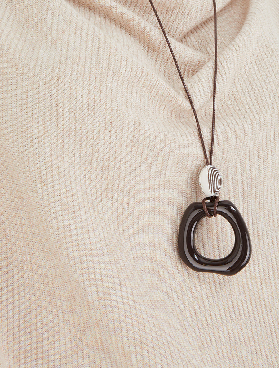 Maglione a coste con maniche pipistrello e collo a cascata. - Beige