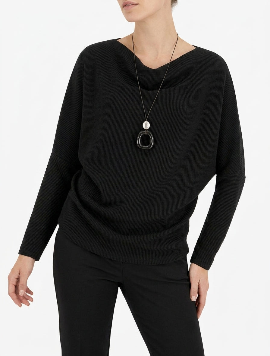 Maglione a coste con maniche pipistrello e collo a cascata. - Nero
