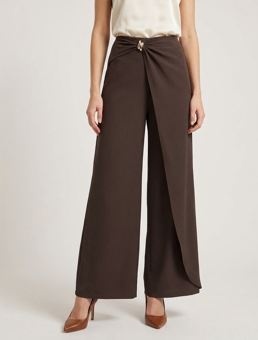 Pantaloni ampi con pannello e gioiello metallico - Marrone