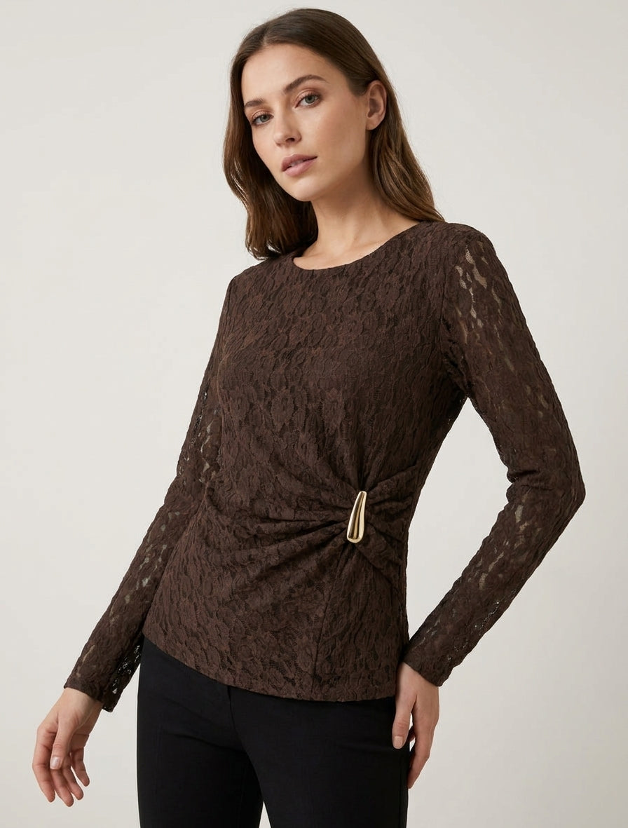 Top in pizzo con effetto drappeggiato e gioiello in metallo - Marrone