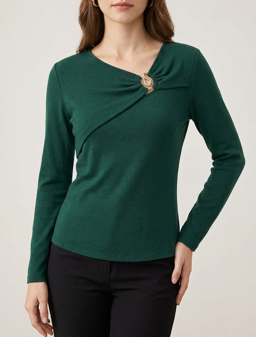 Maglia sottile e dritta con collo rotondo arricciato con gioiello. - Verde scuro