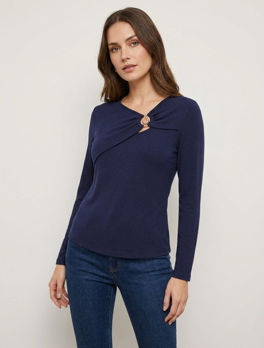 Maglia sottile e dritta con collo rotondo arricciato con gioiello. - Marina