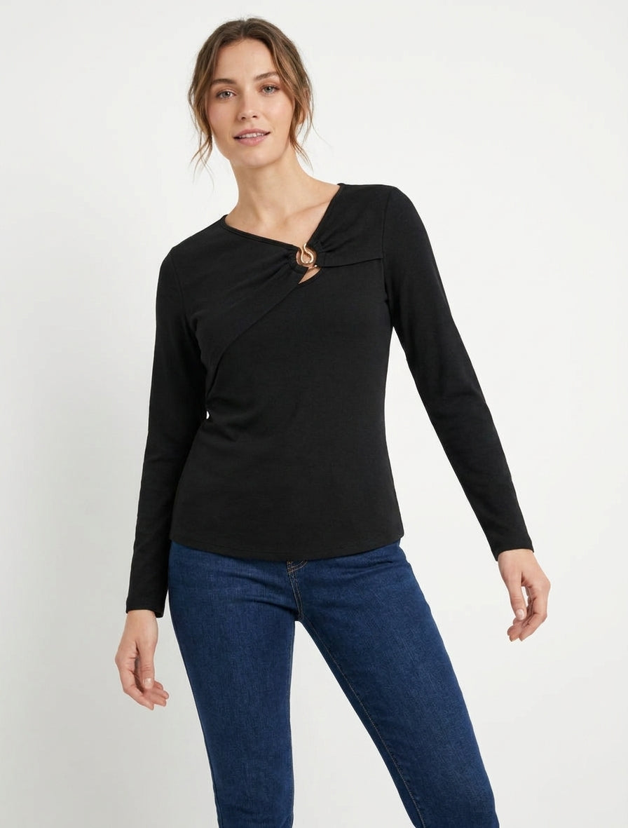 Maglia sottile e dritta con collo rotondo arricciato con gioiello. - Nero