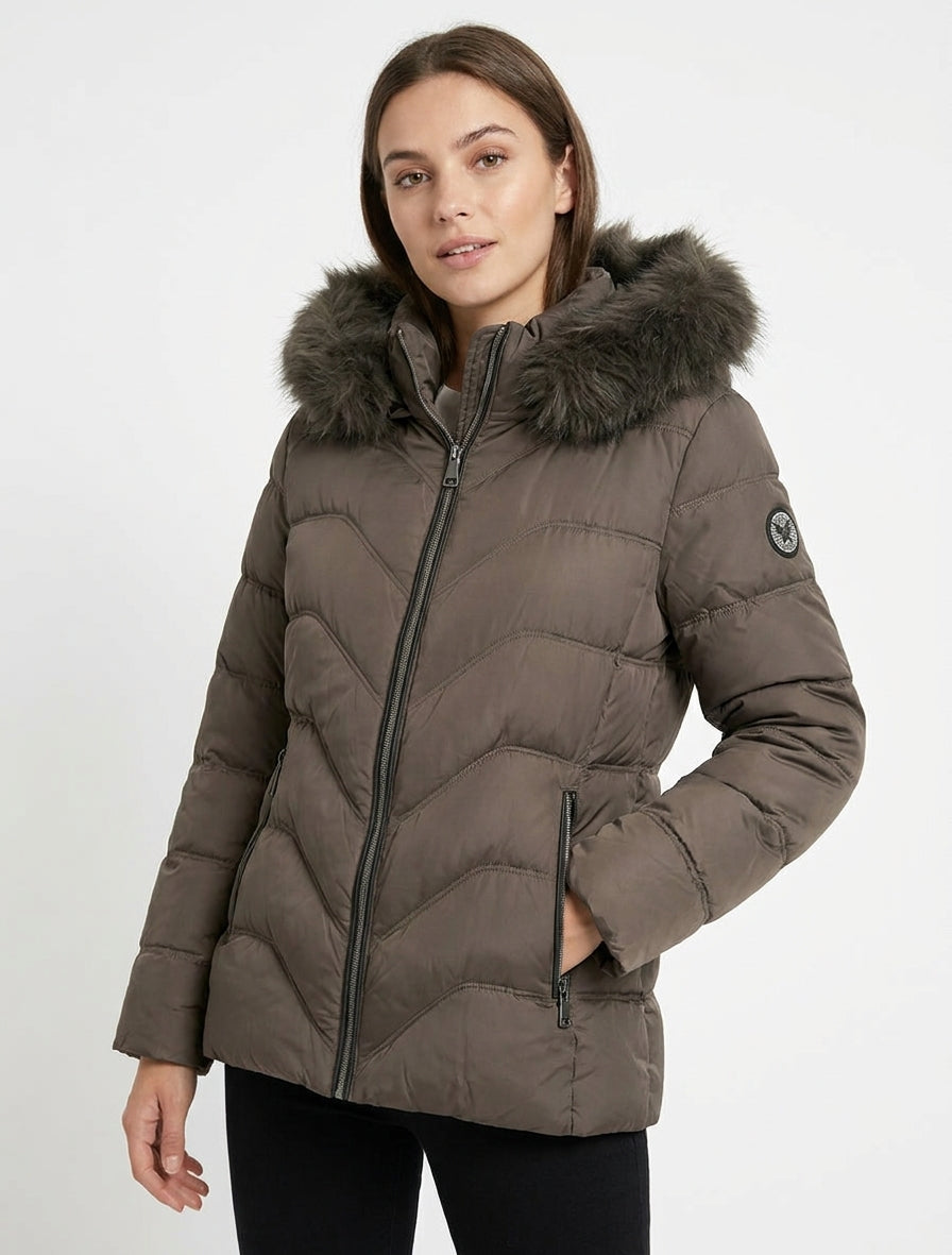 Piumino con cappuccio removibile ornato di pelliccia con patch strassato. - Talpa scuro