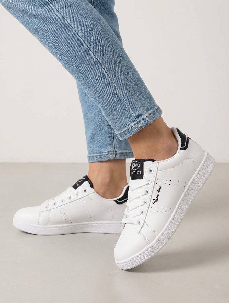 Sneakers in similpelle con iscrizione ricamata - Bianco/nero