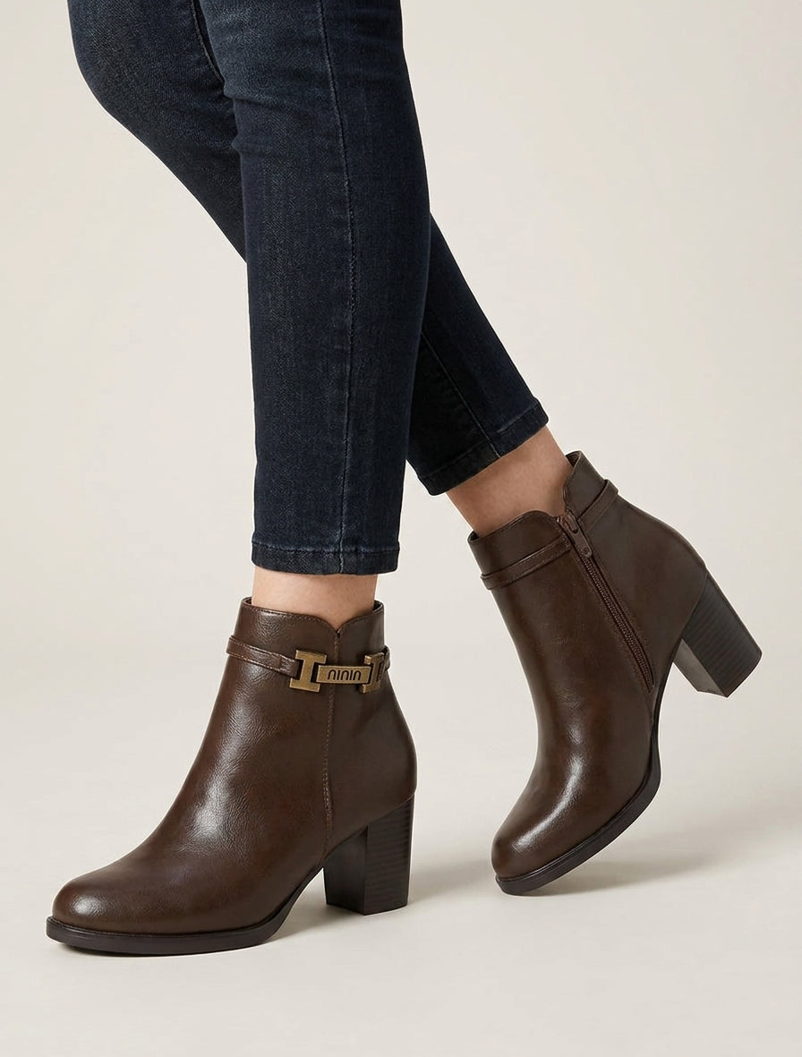 Stivaletti in similpelle con cinturino decorativo - Marrone