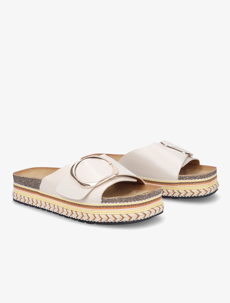 Claquettes à boucle et semelle stylisée - Beige - 4