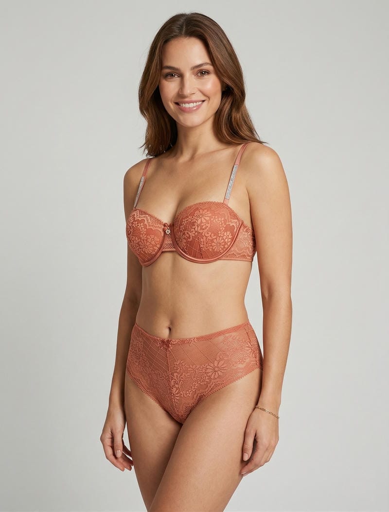 Reggiseno e slip traforati con spalline decorate con strass - Terracotta