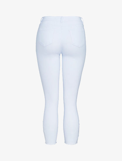 Jean 7/8 con ginocchia strappate e dettagli di usura. - bianco