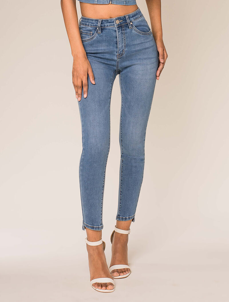 Jean 7/8 a bordi effetto ritagli. - blu denim