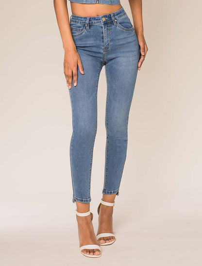 Jean 7/8 a bordi effetto ritagli. - blu denim