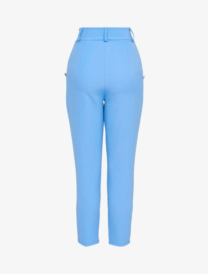Pantaloni 7/8 con bottoni decorativi. - azzurro cielo