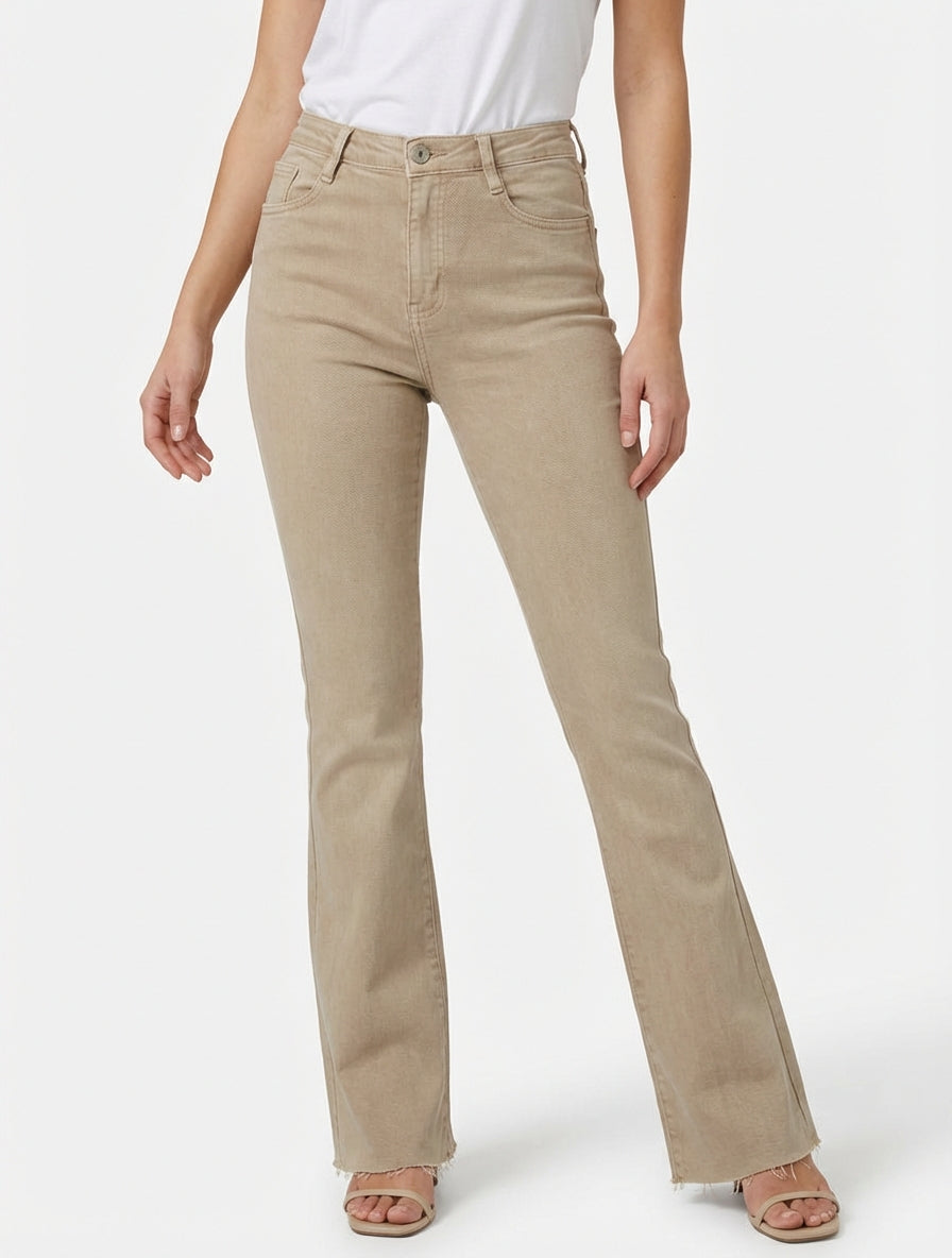 Jeans a zampa a vita alta con orli grezzi - Beige