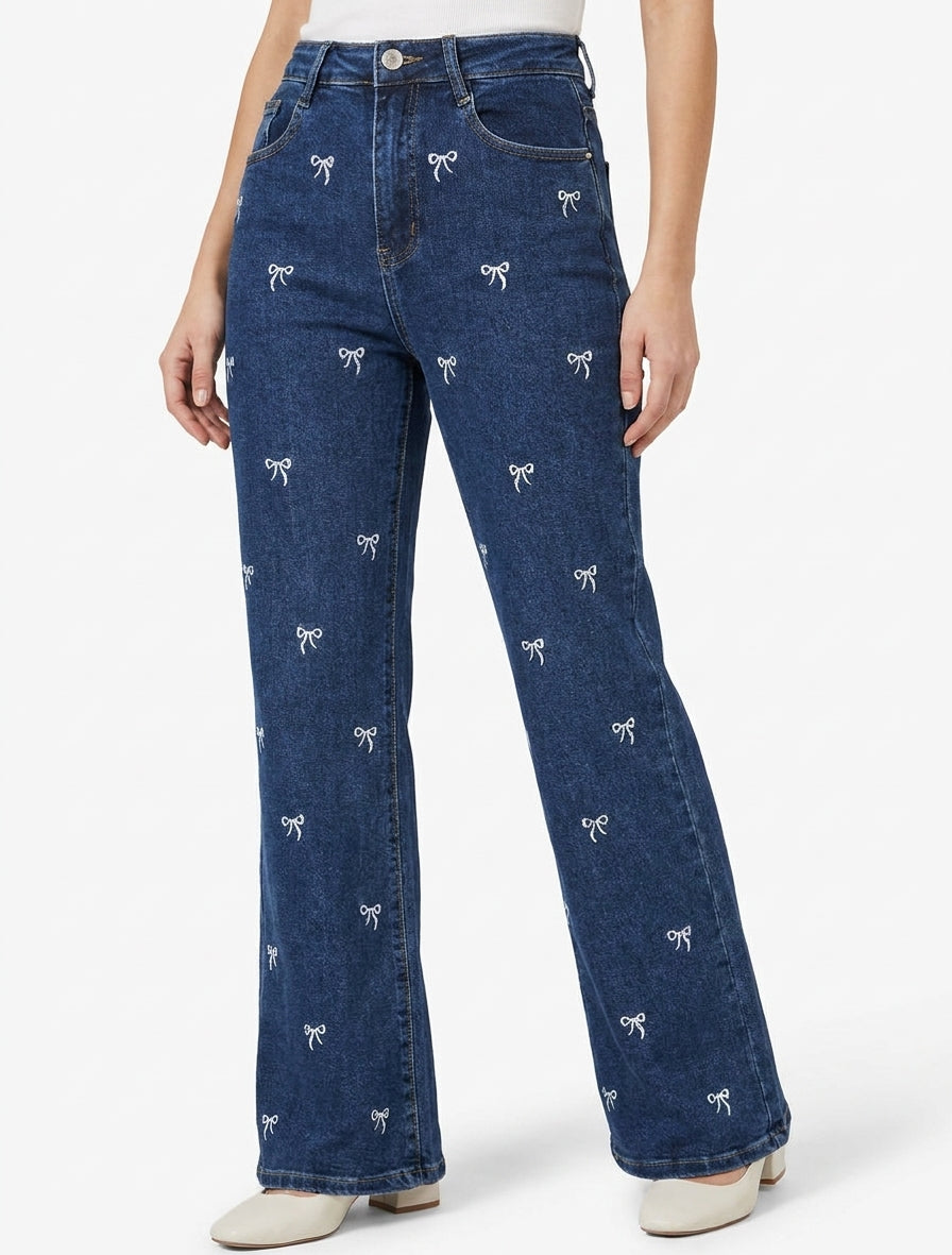 Jeans a gamba larga con ricami motivo nodo - Blu