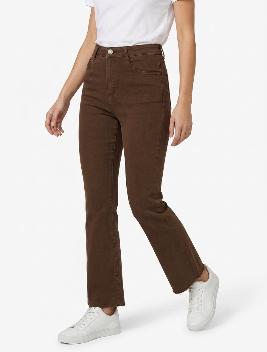 Jeans a vita alta con orli grezzi. - Marrone