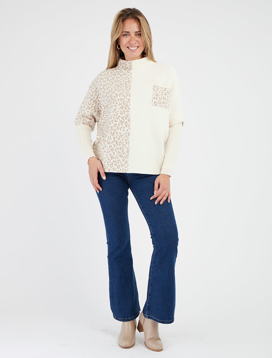 Maglione ampio a collo alto con stampa leopardata. - Ecrù