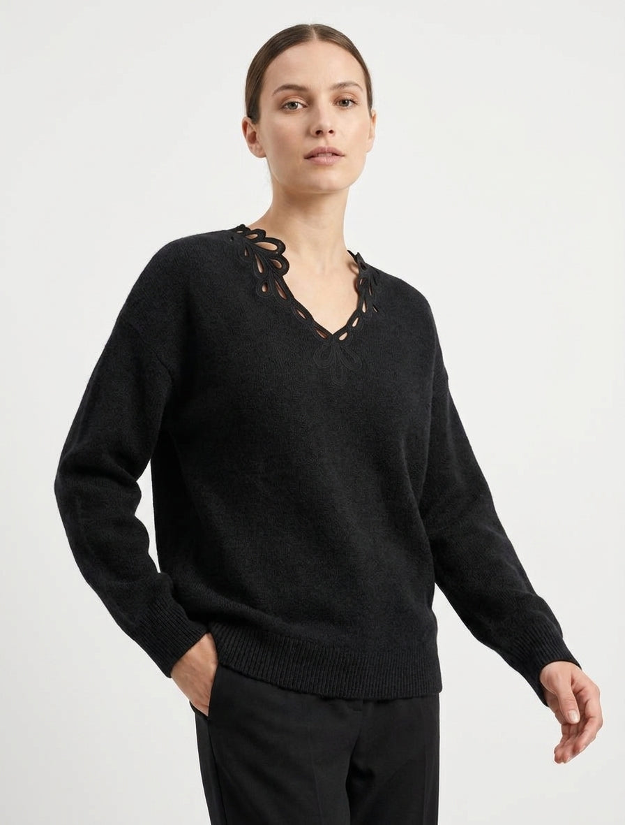 Maglione a tinta unita con scollo a V traforato - Nero