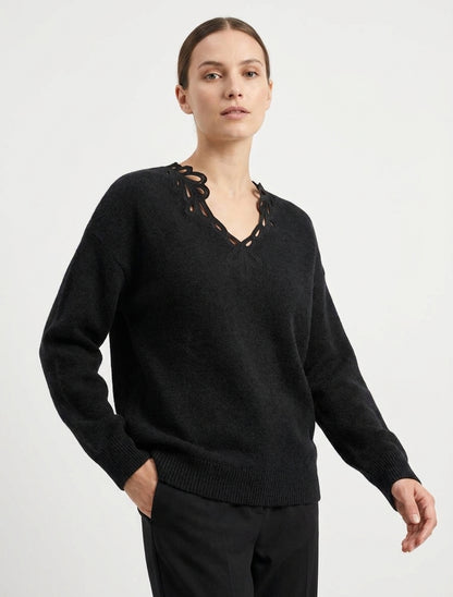 Maglione a tinta unita con scollo a V traforato - Nero