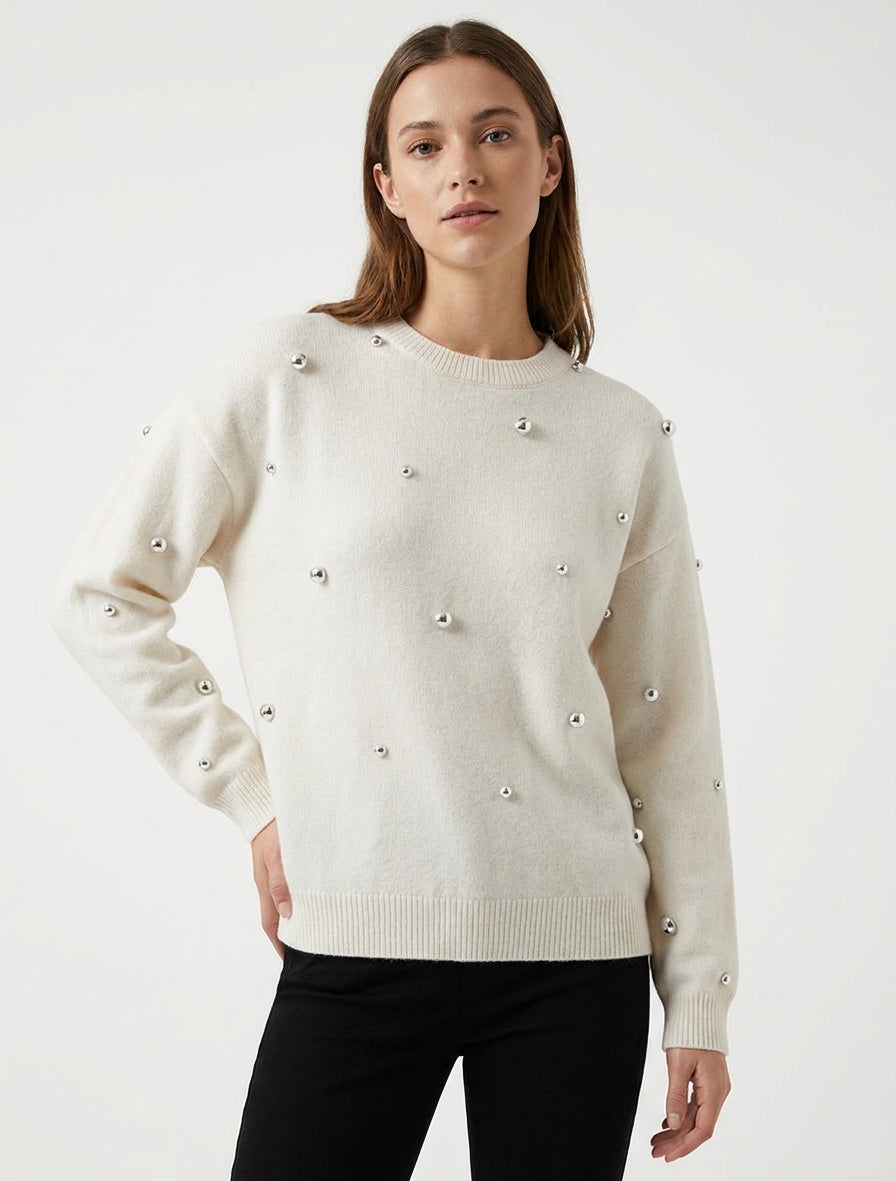 Maglione a tinta unita con borchie e collo rotondo. - Ecrù