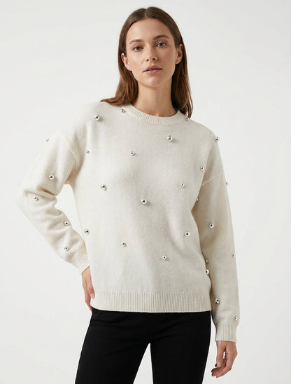 Maglione a tinta unita con borchie e collo rotondo. - Ecrù
