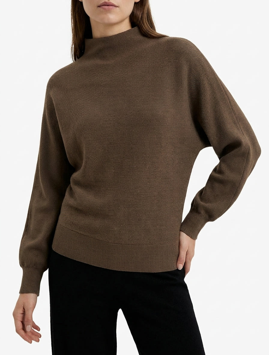 Maglione dritto con collo alto e maniche a pipistrello. - Marrone