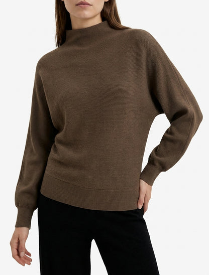Maglione dritto con collo alto e maniche a pipistrello. - Marrone