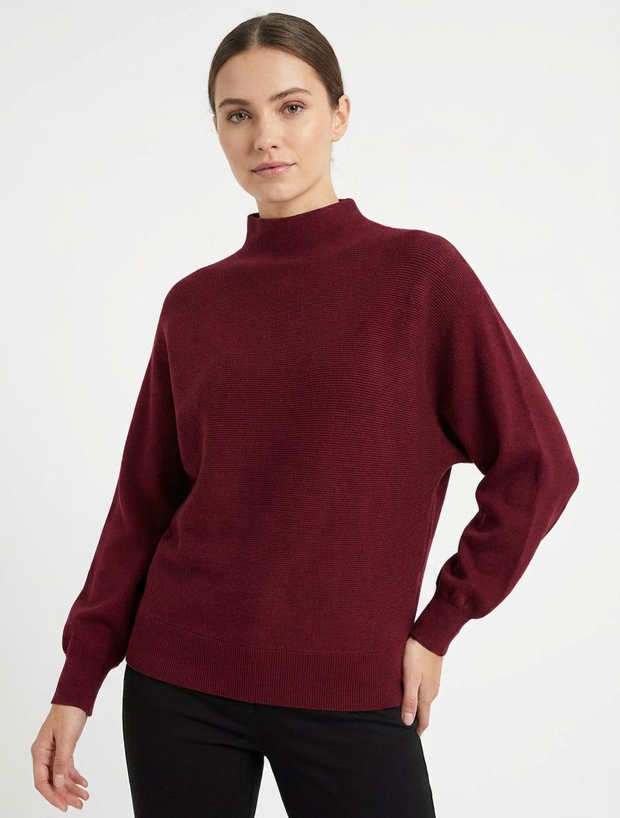Maglione dritto con collo alto e maniche a pipistrello. - Bordeaux