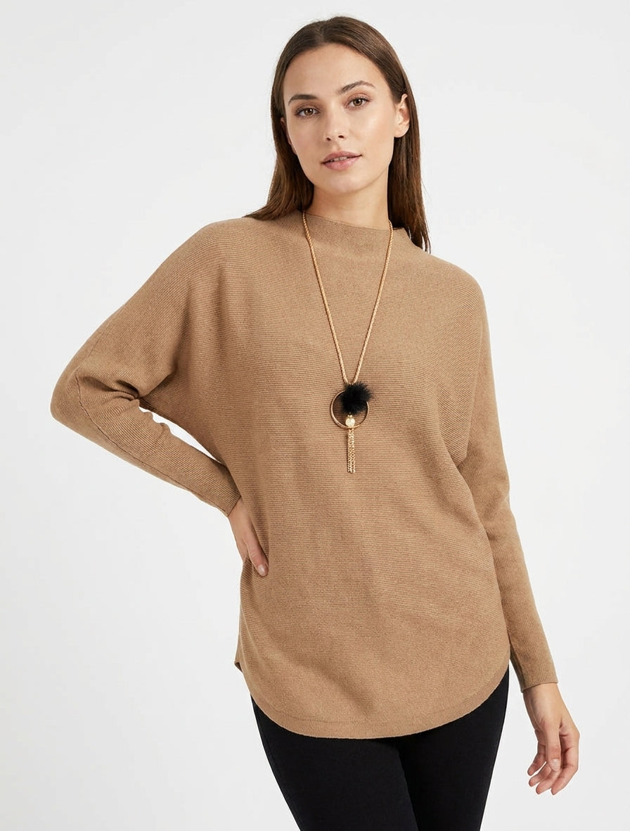Maglione dritto con maniche a pipistrello e collo alto. - Chameau