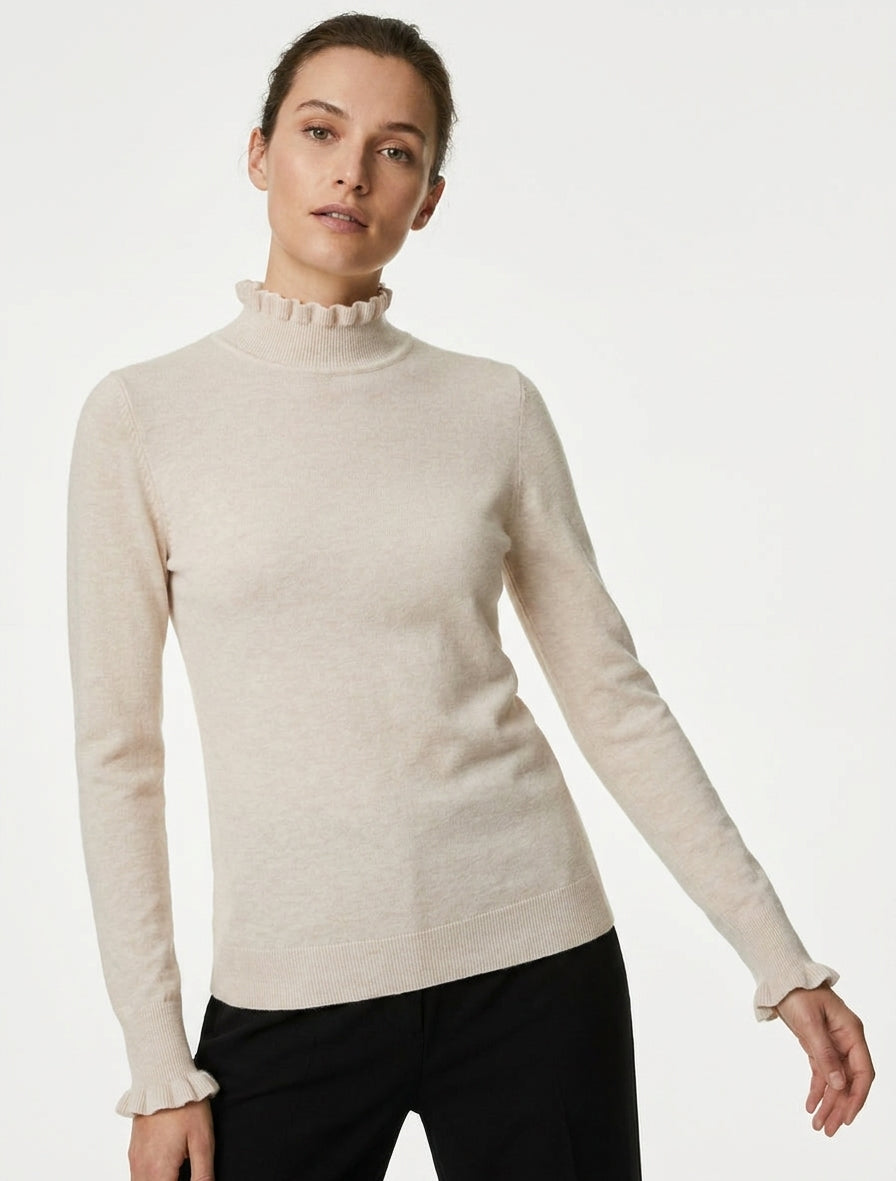 Maglione dritto con collo alto e polsini volant. - Beige