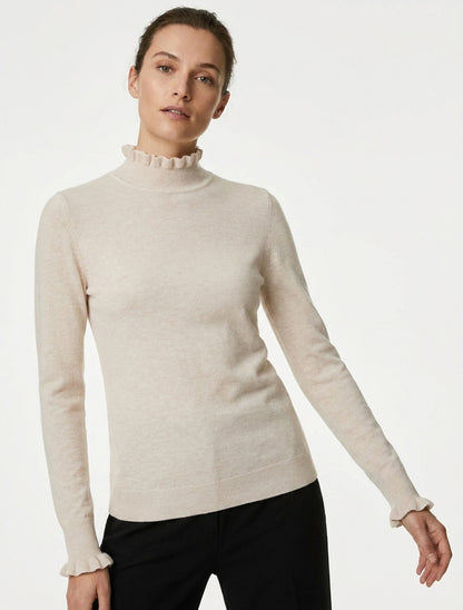 Maglione dritto con collo alto e polsini volant. - Beige