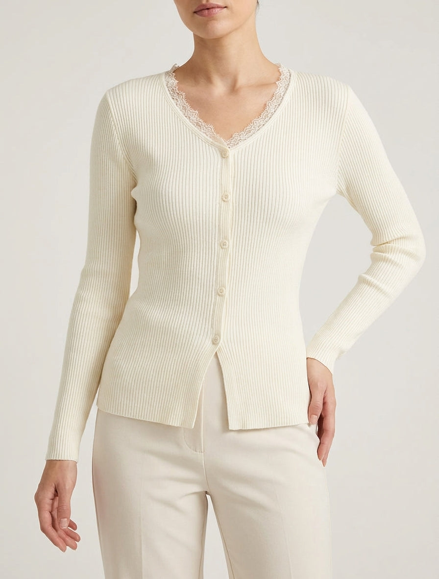 Maglione a coste con bottoni decorativi. - Crema