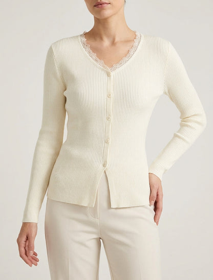 Maglione a coste con bottoni decorativi. - Crema