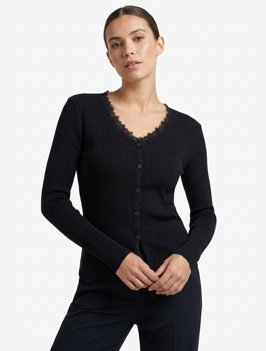 Maglione a coste con bottoni decorativi. - Nero
