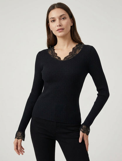 Maglione a coste con colletto in pizzo - Nero