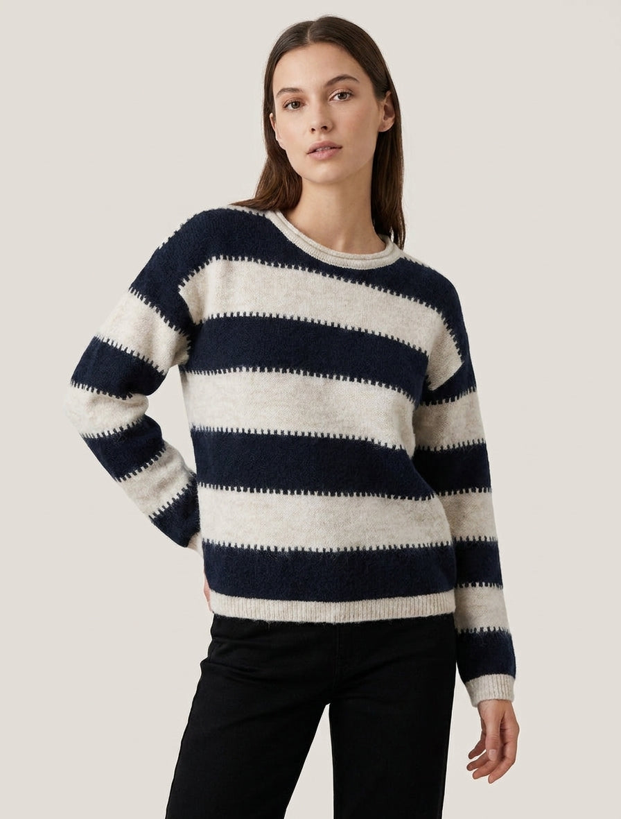Maglione dritto con scollo rotondo e righe stilizzate. - Marina