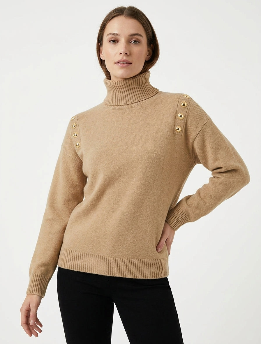 Maglione dritto a collo alto con bottoni decorativi. - Camello chiaro