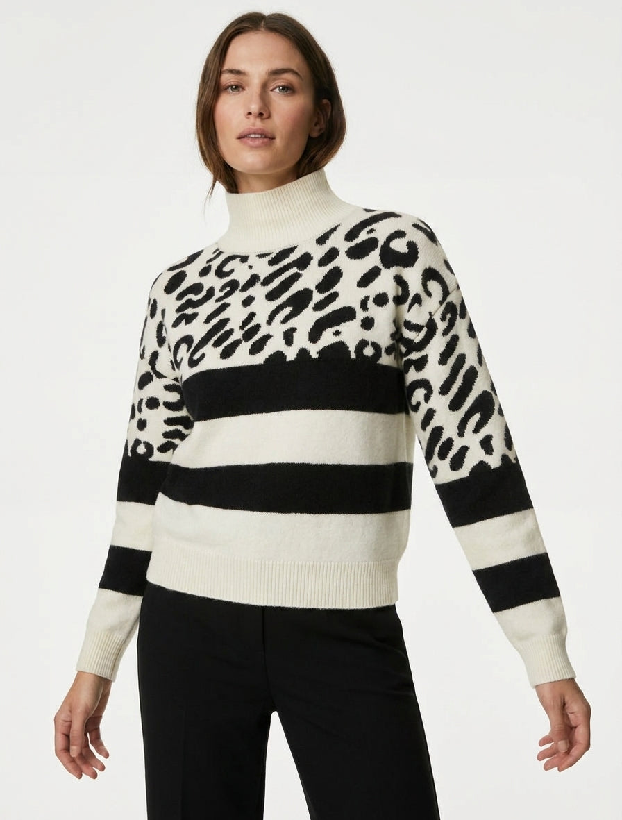 Maglione a collo alto con stampa leopardata e a righe. - Crema