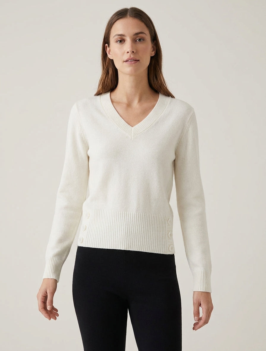 Maglione dritto con scollo a V e bottoni decorativi - Bianco