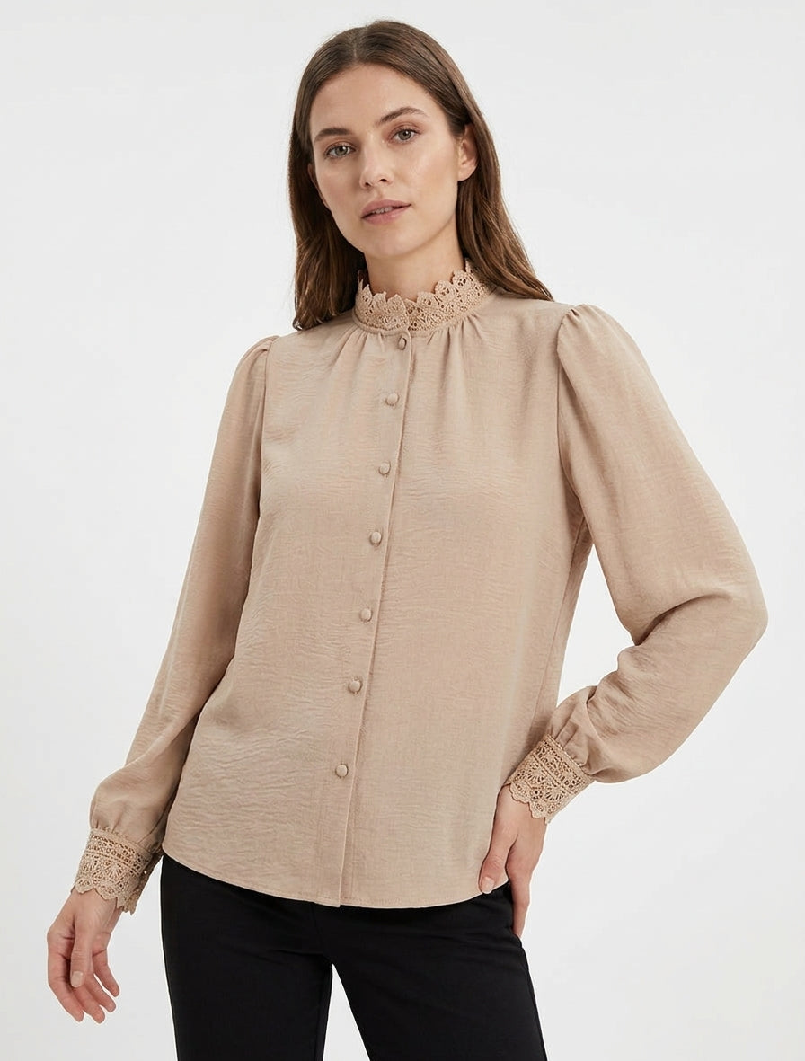 Blusa fluida con collo alla coreana in pizzo - Beige
